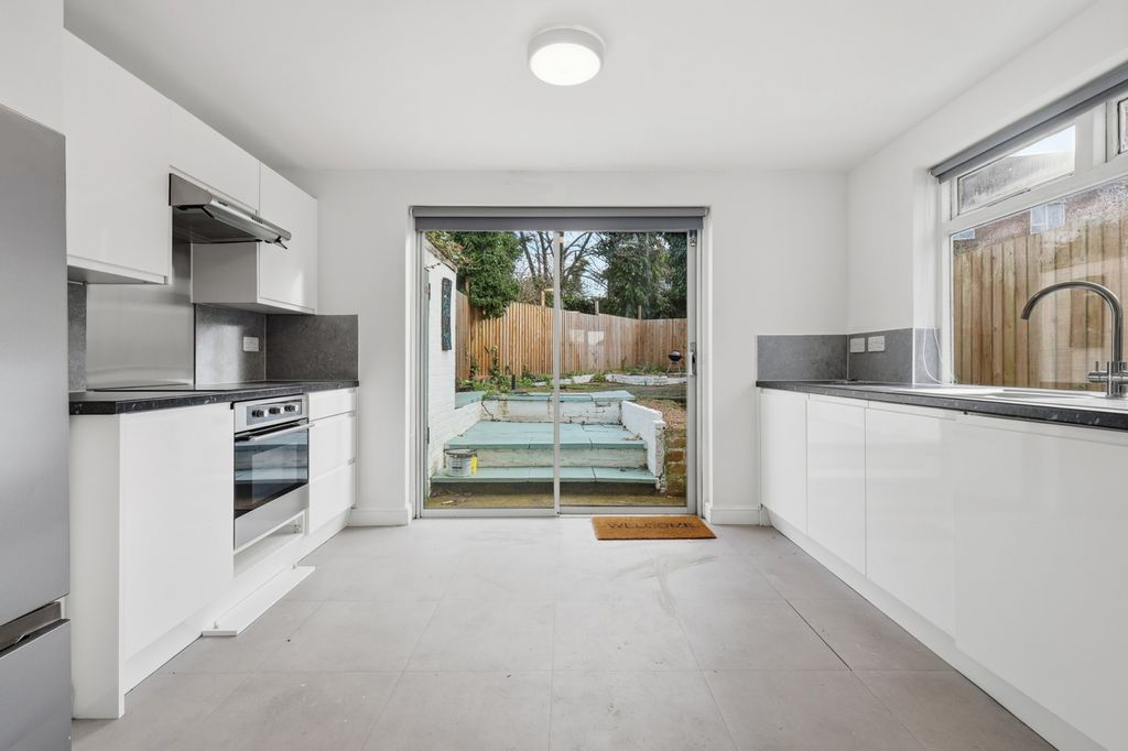 Property photo 1 of 18 3 Bed Terrace House