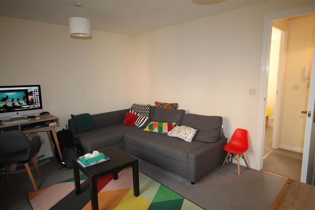 Property photo 3 of 10 Lounge.Jpg