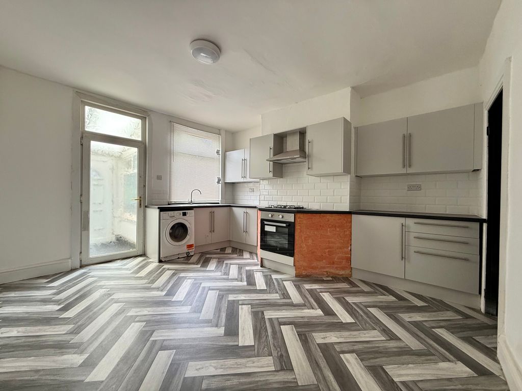 Property photo 3 of 10 Kitchen Dining Room