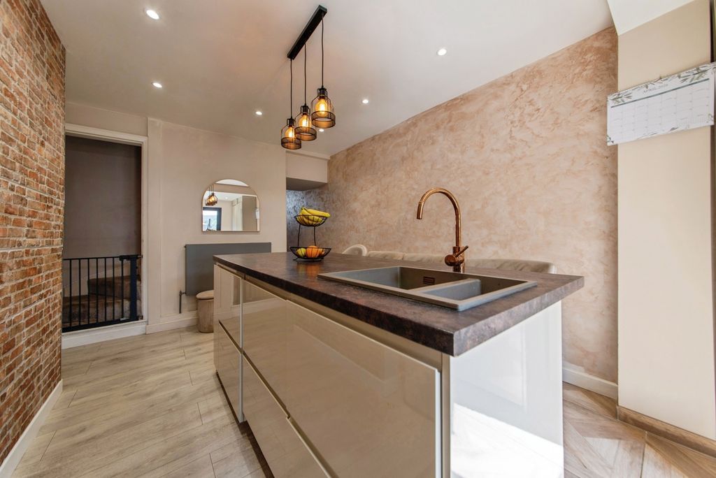 Property photo 2 of 16 Pbox-Img.Jpg