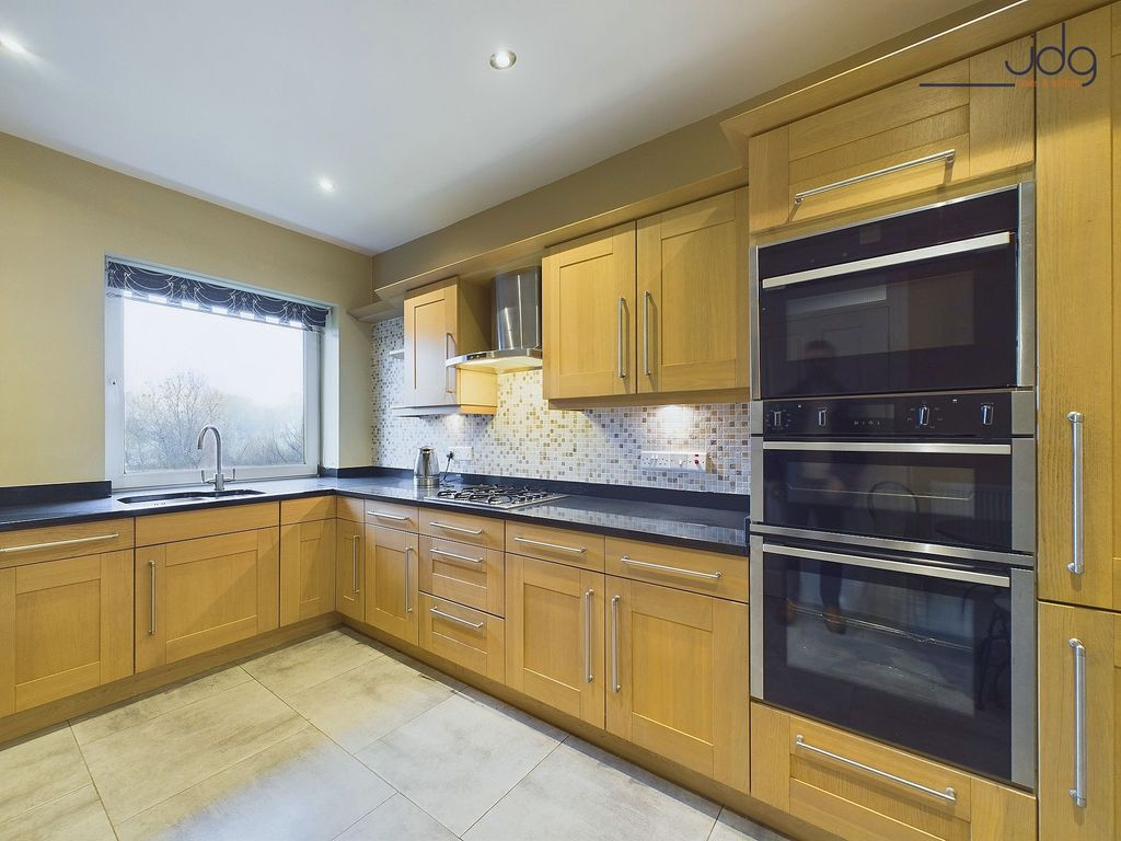 Property photo 3 of 18 Kitchen