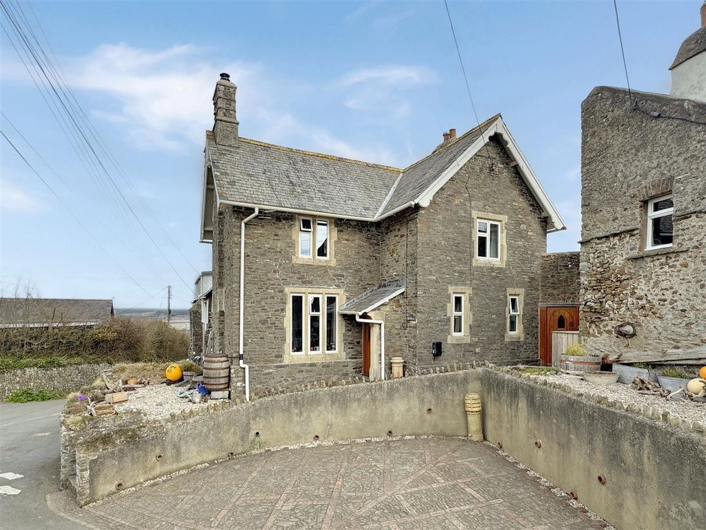 Property photo 1 of 18 Hill House 1