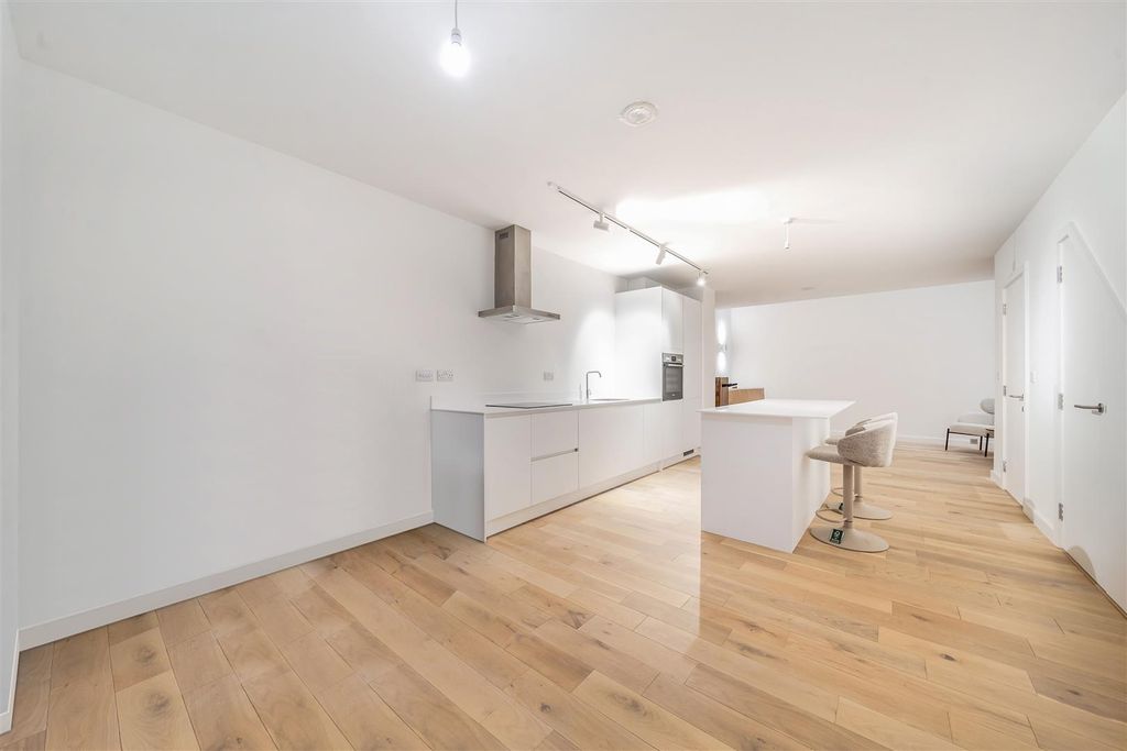 Property photo 3 of 20 1376605-9-69131Ca28488E.Jpg