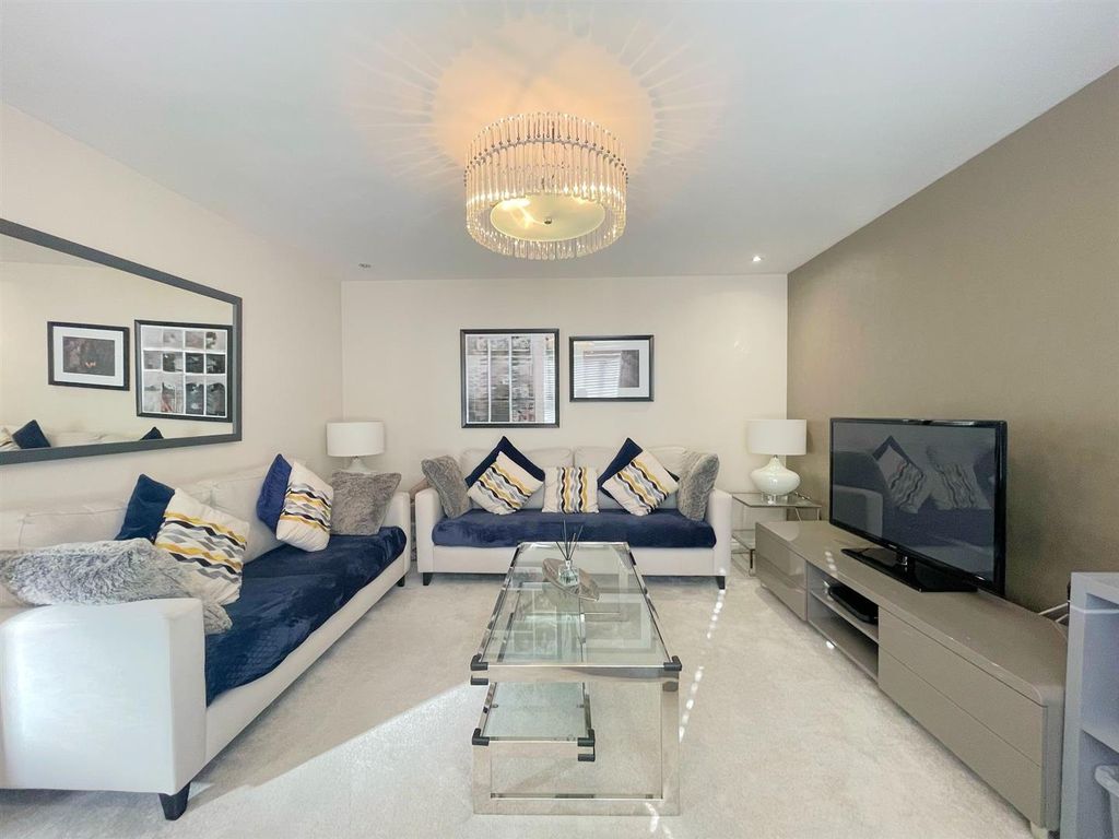 Property photo 2 of 19 Lounge