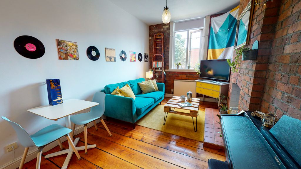 Property photo 3 of 12 Lounge 1