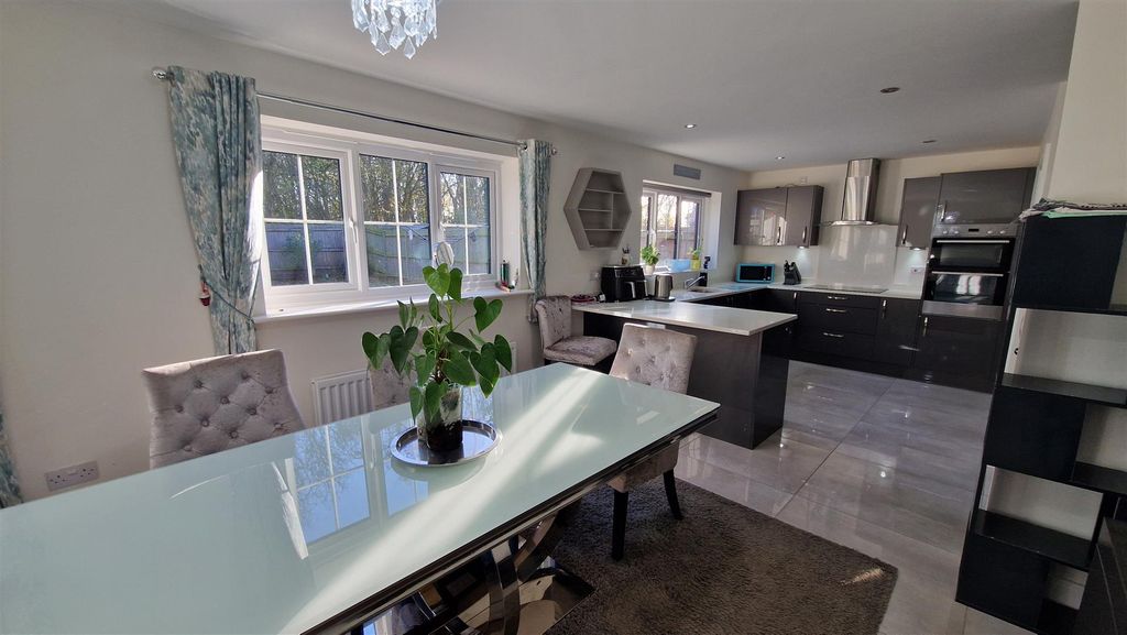 Property photo 2 of 33 Kitchen/Diner