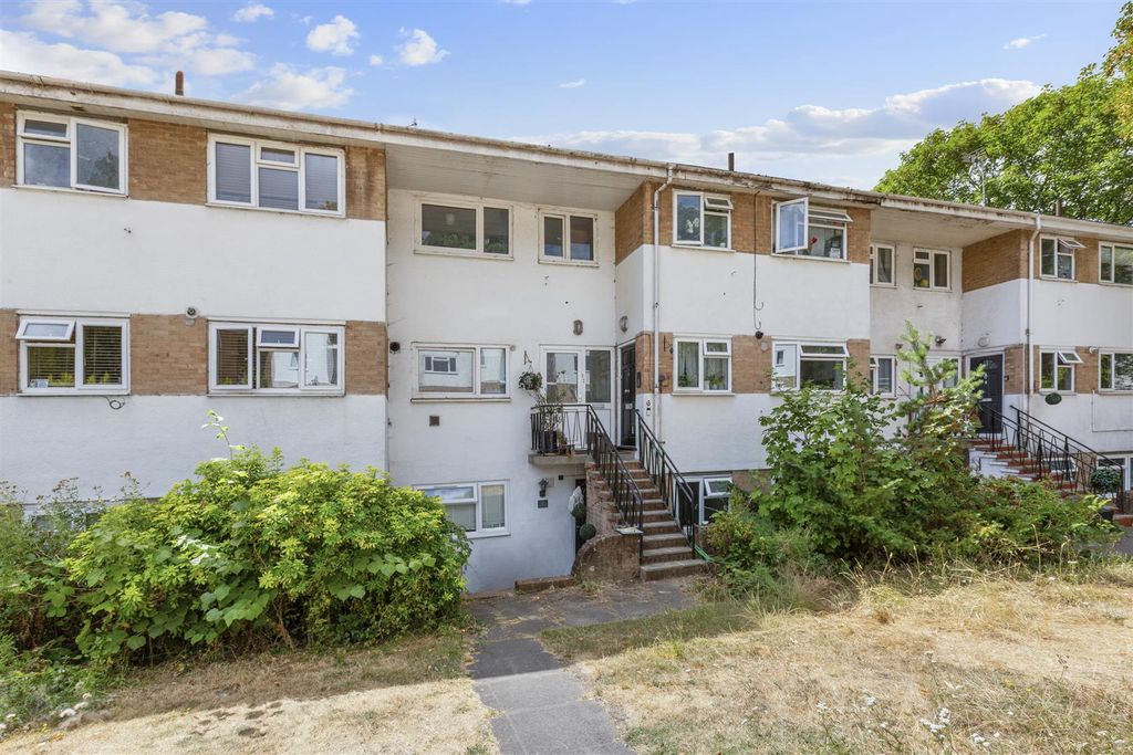Property photo 1 of 13 Cedar Court, Totteridge Rd-8.Jpg