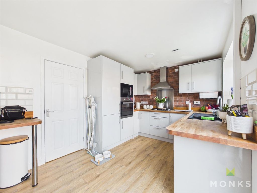 Property photo 2 of 11 Cam01420G0-Pr0846-Still007.Jpg