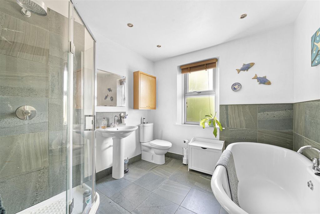 Property photo 3 of 22 House Bathroom