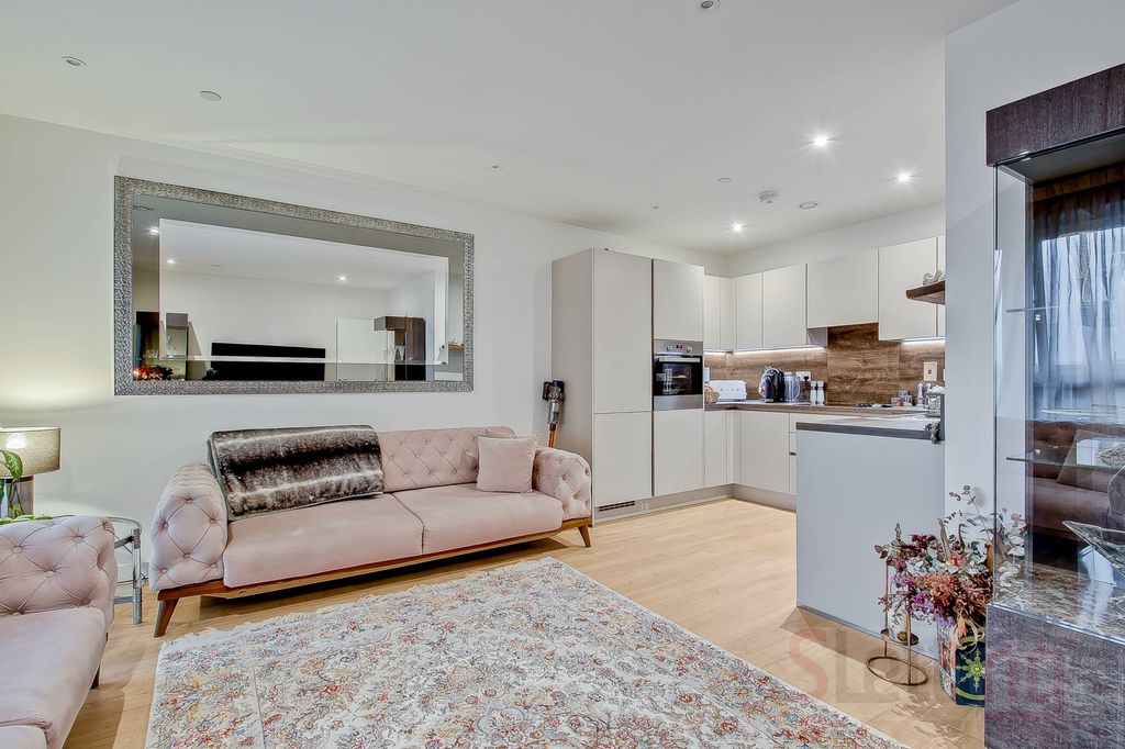 Property photo 1 of 14 One-Bedroom Apartment In Hendon Waterside