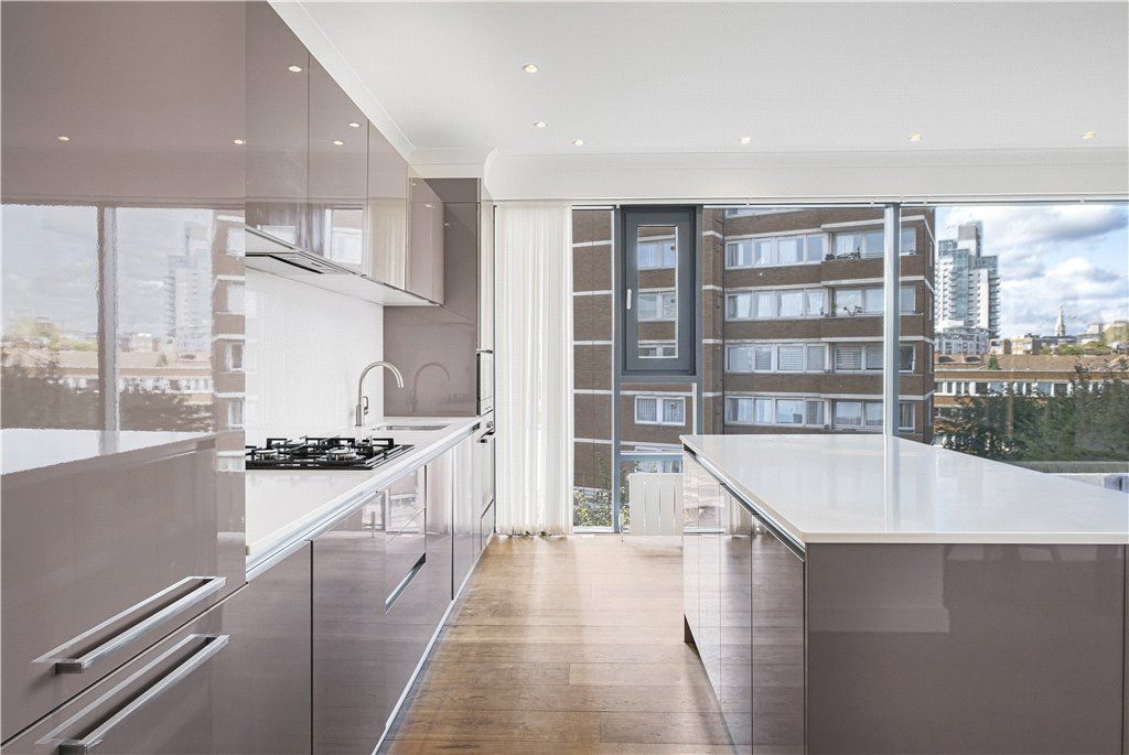 Property photo 3 of 17 Kitchen