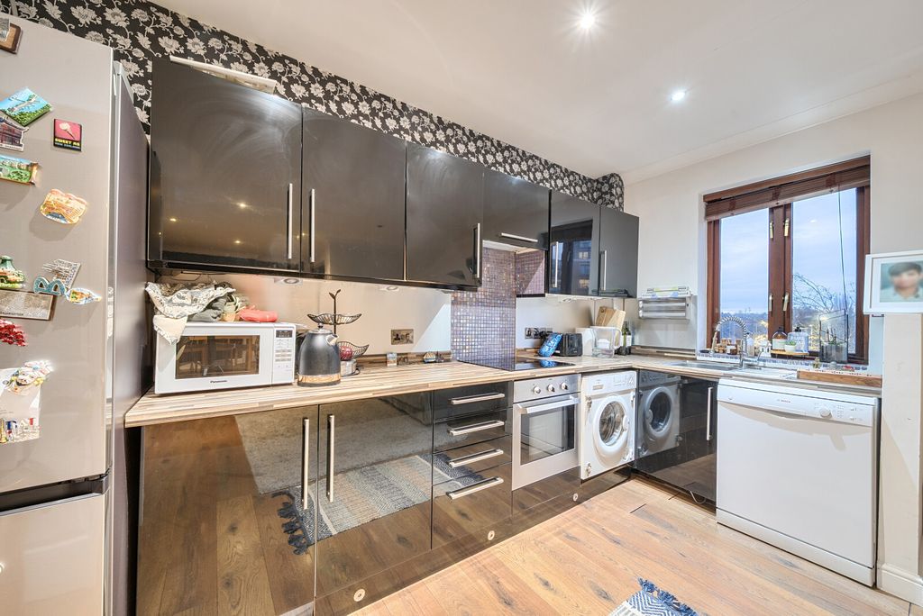 Property photo 3 of 10 Kitchen