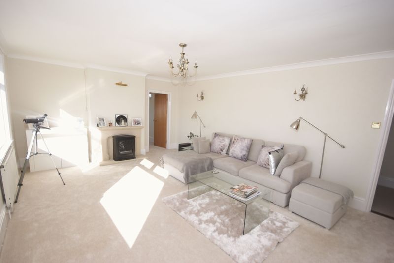 Property photo 3 of 18 Lounge