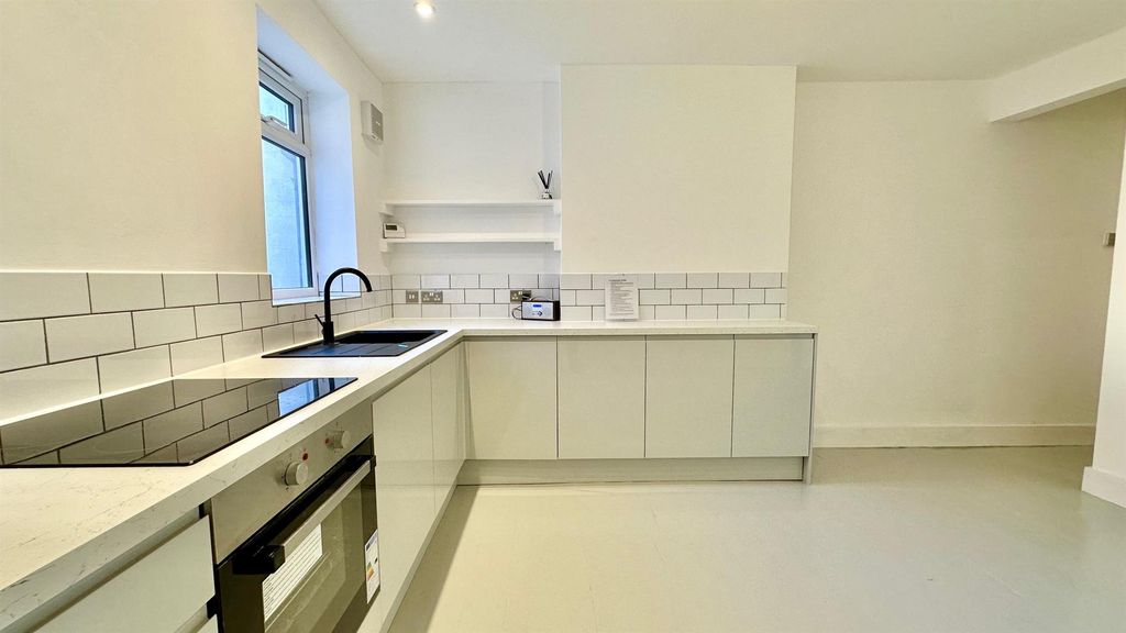 Property photo 3 of 33