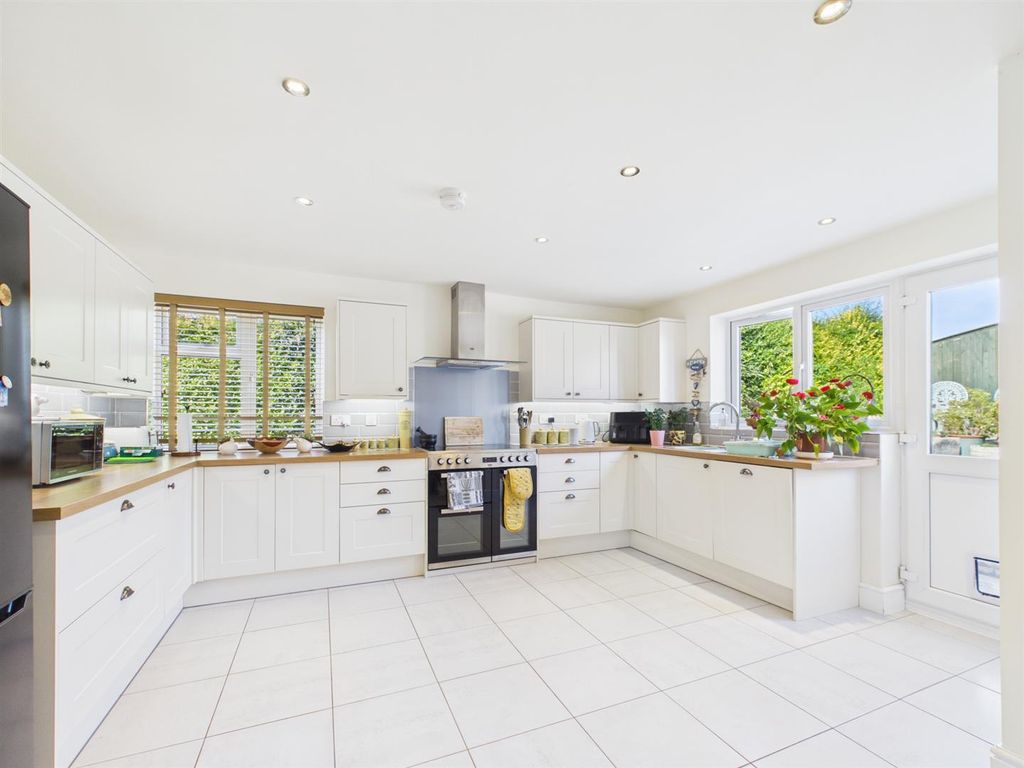Property photo 2 of 12 Kitchen
