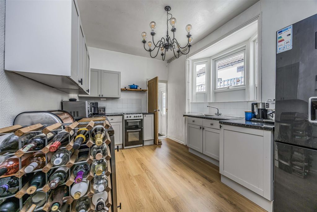 Property photo 3 of 18 32 Landguard Road, Southsea-Porticomarketing-Soldb