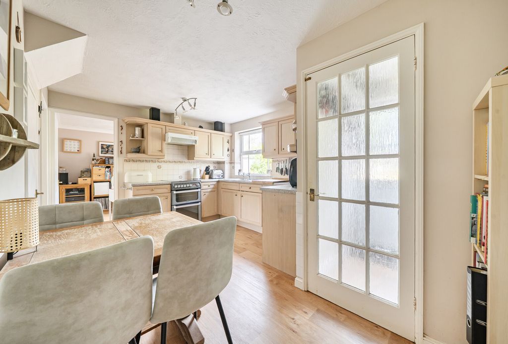 Property photo 2 of 18 Kitchen/Breakfast