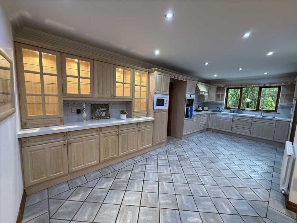 Property photo 2 of 31
