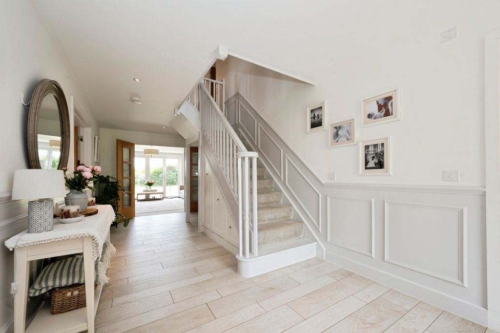 Property photo 3 of 20 Entrance Hall