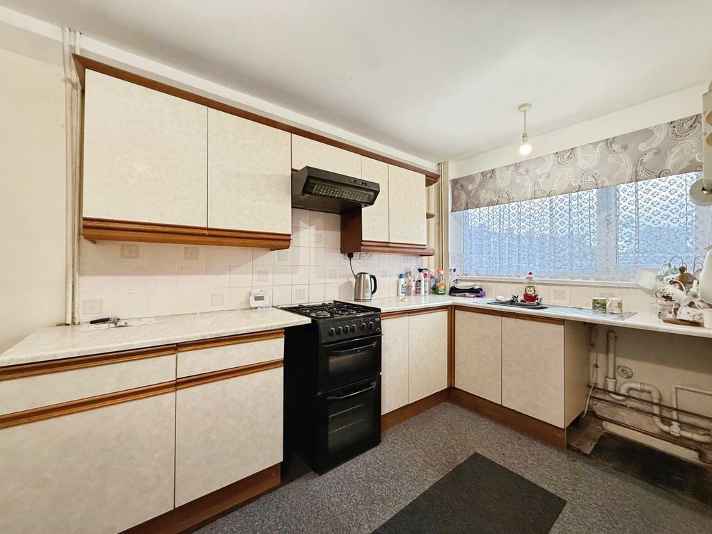 Property photo 3 of 11 Kitchen