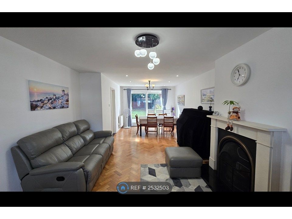Property photo 1 of 12 Bright Open-Plan Living And Dining Area