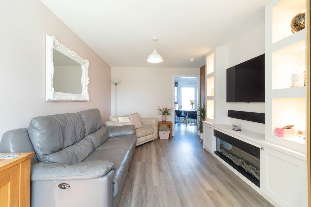 Property photo 3 of 24 Lounge