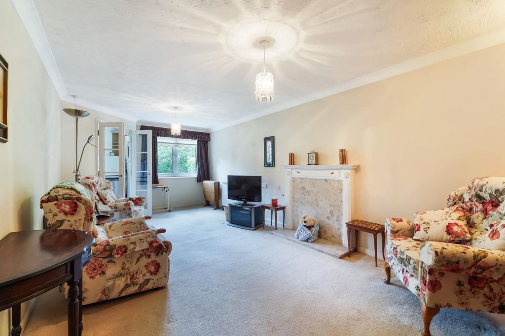 Property photo 2 of 14 Saddlers Court