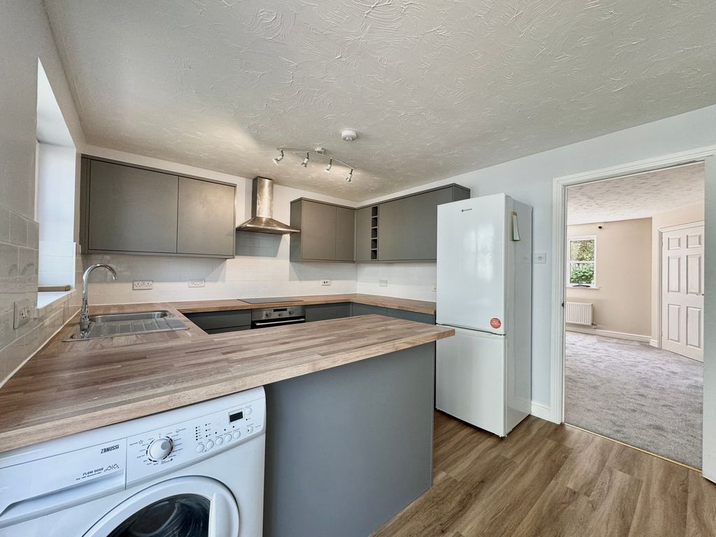 Property photo 3 of 12 Kitchen