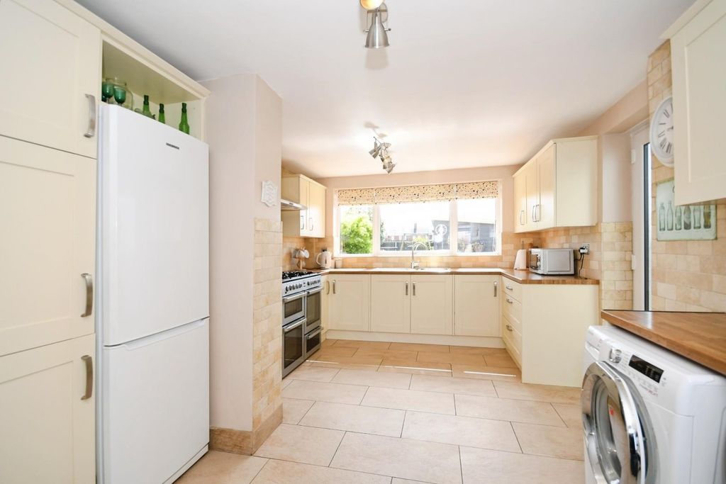 Property photo 3 of 16 Kitchen.Jpg