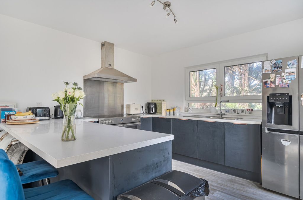 Property photo 2 of 28