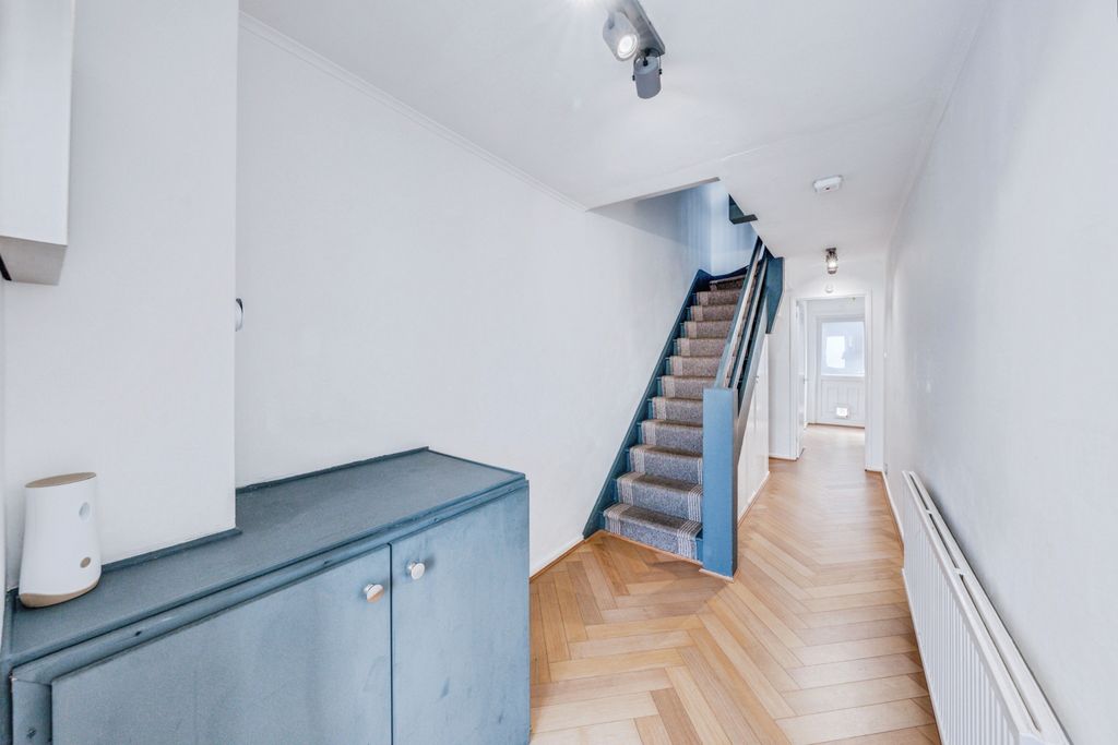 Property photo 2 of 18 Entrance Hall