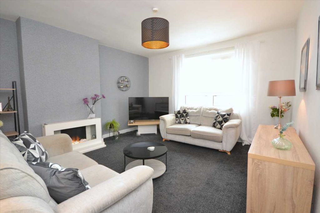 Property photo 2 of 16 Lounge