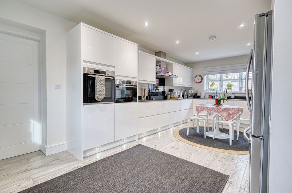 Property photo 3 of 33 Kitchen