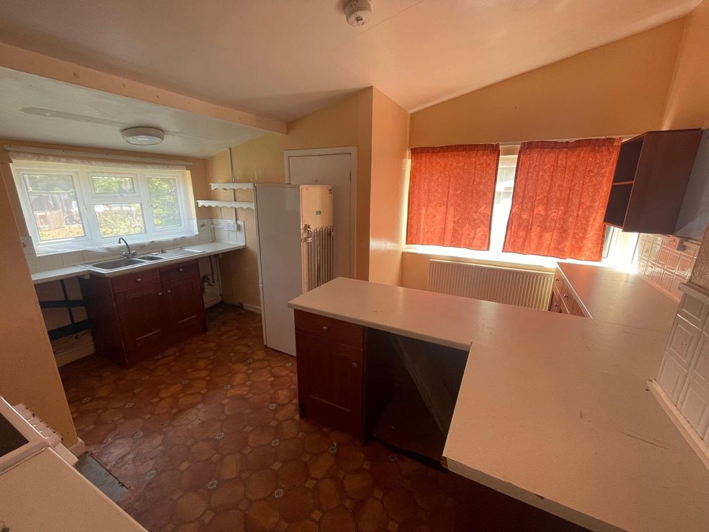 Property photo 3 of 9 Kitchen