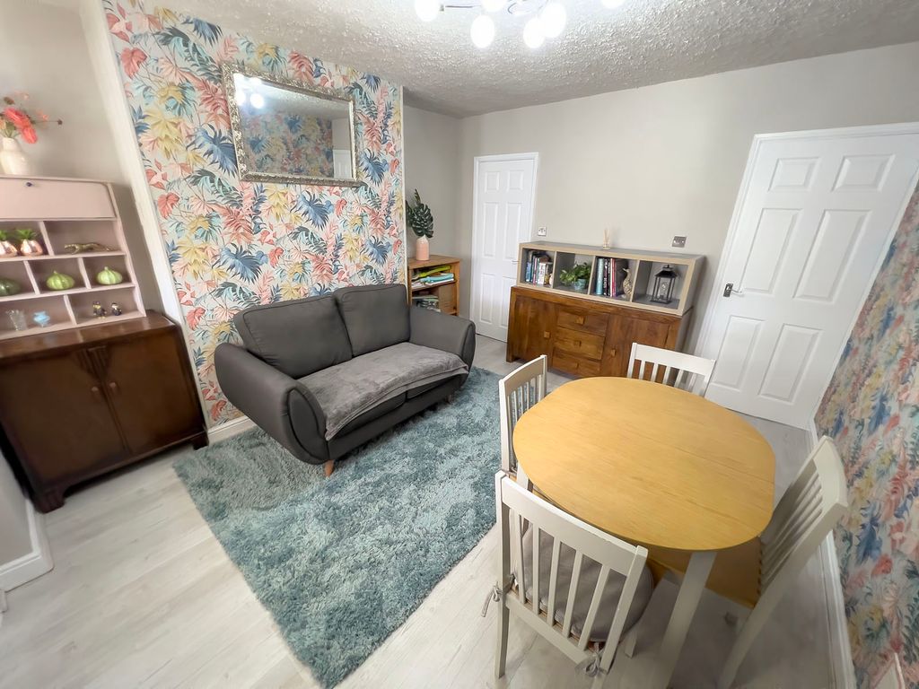 Property photo 3 of 10 Dining