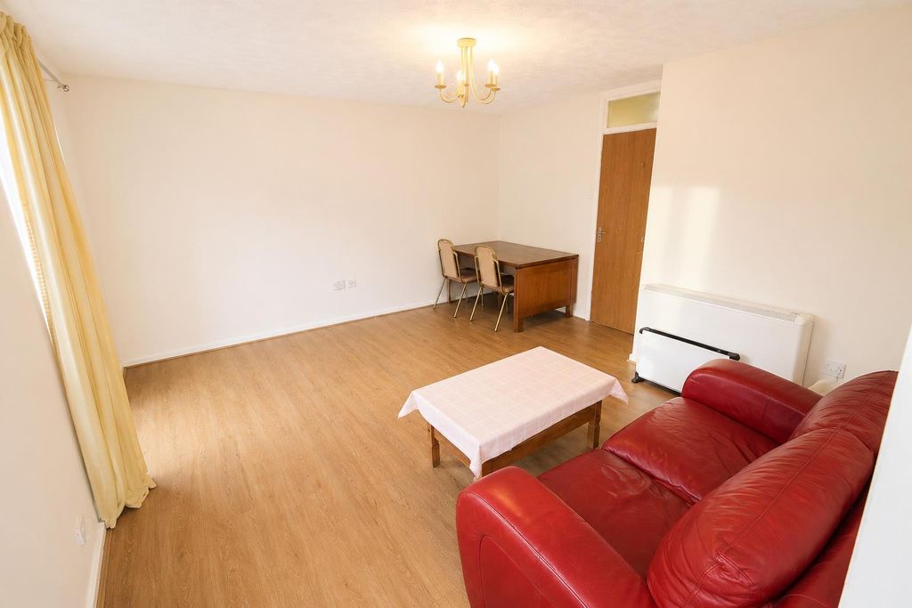 Property photo 2 of 8