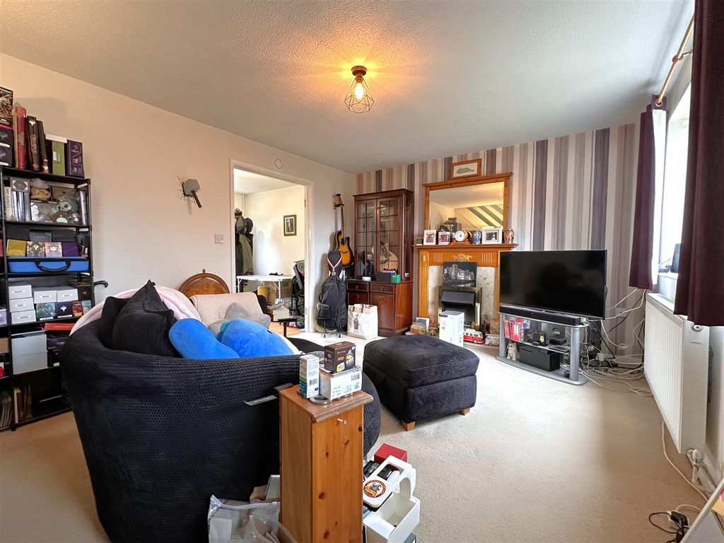Property photo 3 of 12 Living Area 865