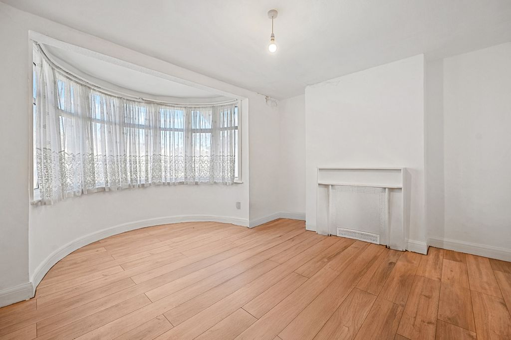 Property photo 3 of 8 Gallery