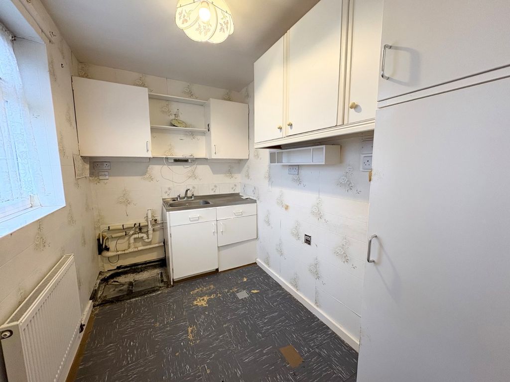 Property photo 3 of 11 Kitchen