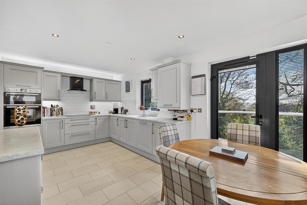 Property photo 3 of 30 Kitchen/Breakfast Room