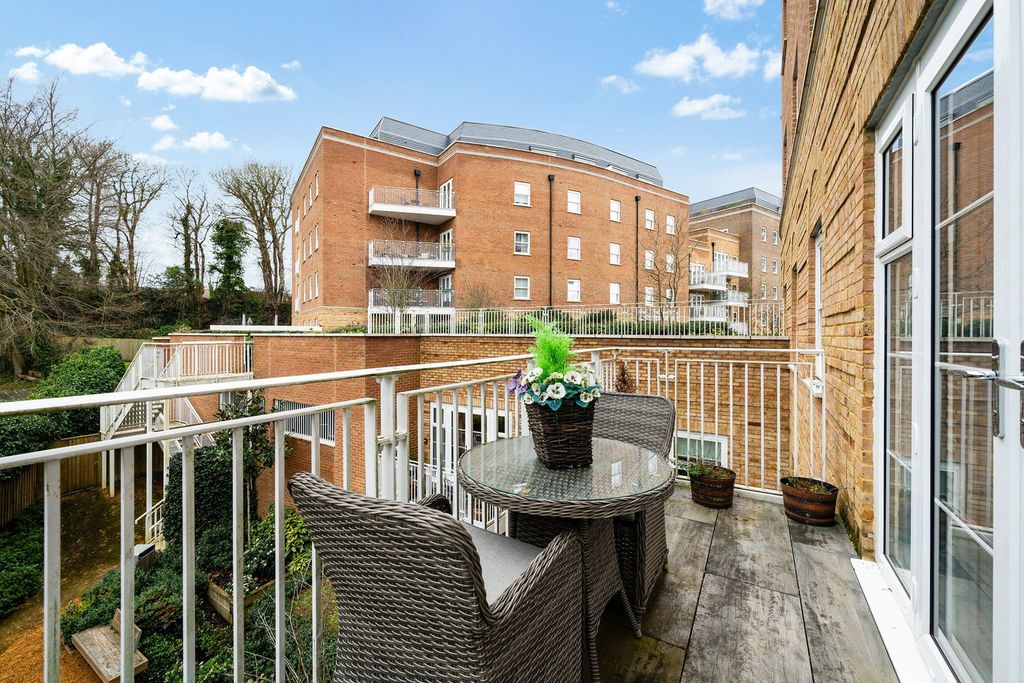 Additional image 15 of 2 bed flat for sale1 Eden Place, Oxted RH8