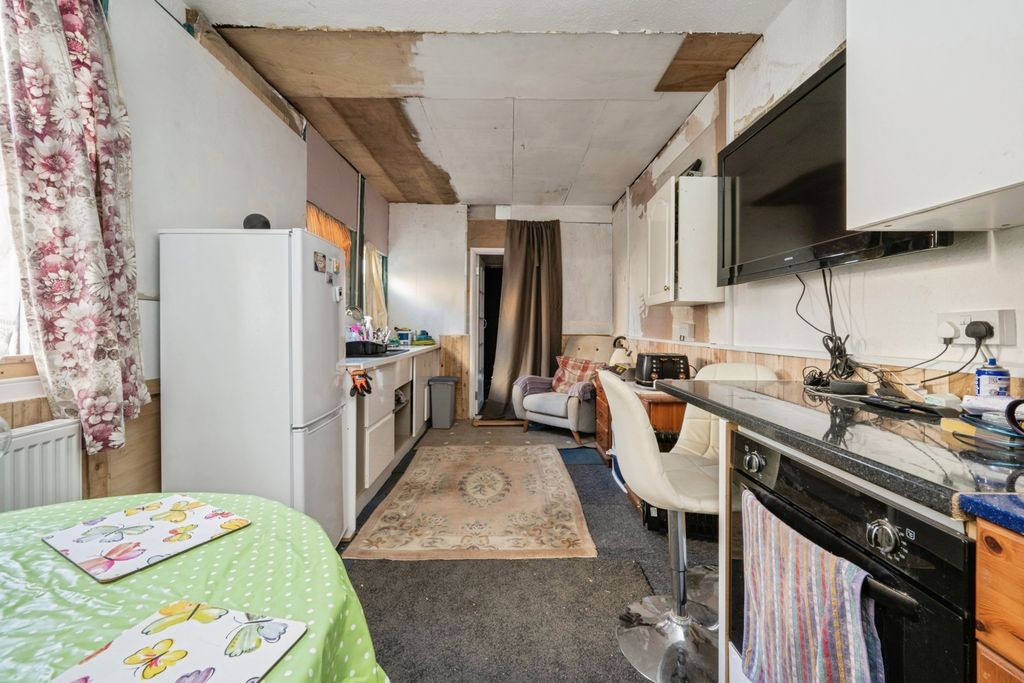 Property photo 3 of 12 Kitchen