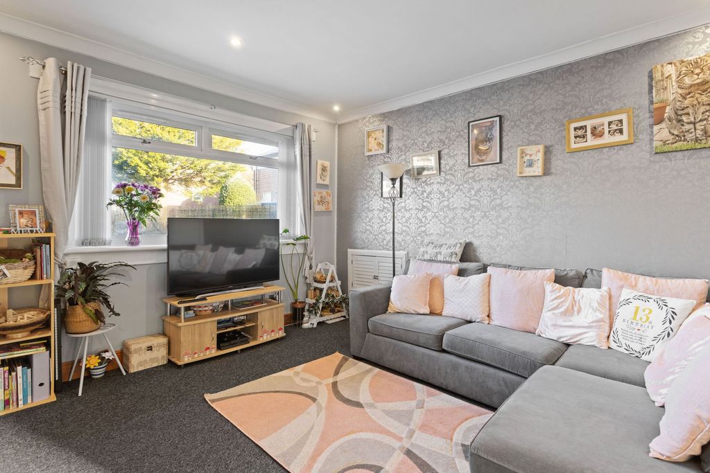 Property photo 3 of 28 Lounge