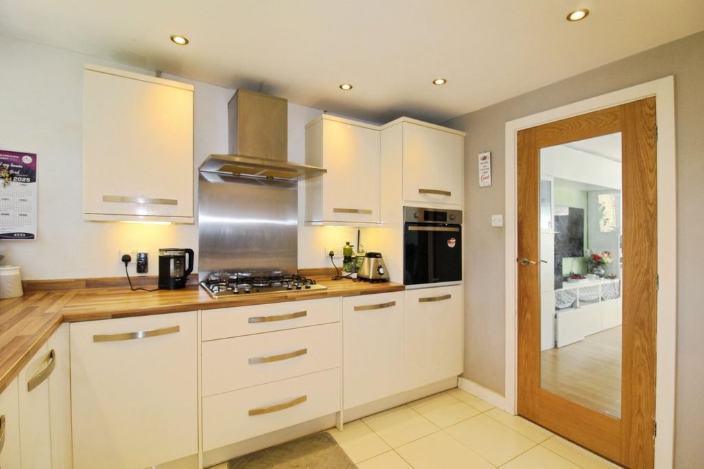 Property photo 2 of 25 Kitchen