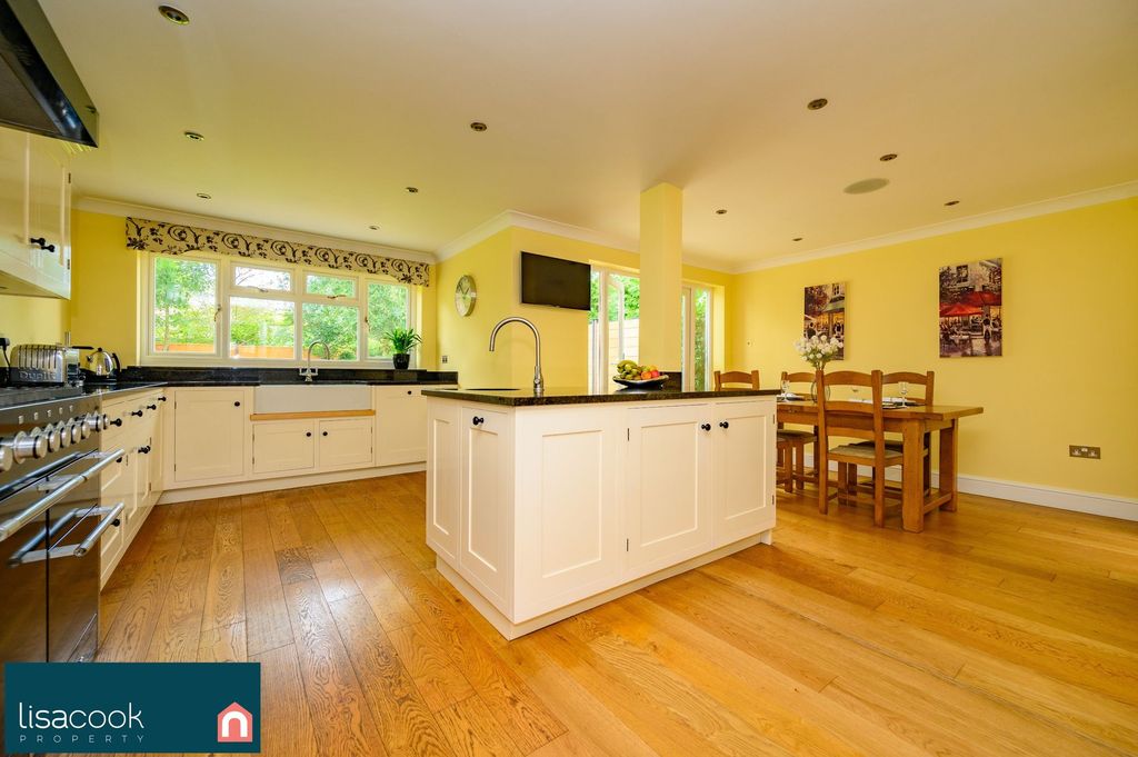 Property photo 2 of 28