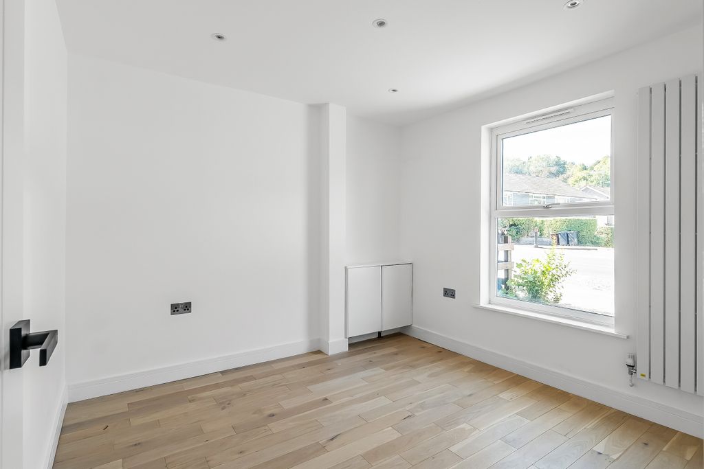 Property photo 2 of 17 144-Godstone-Road-9