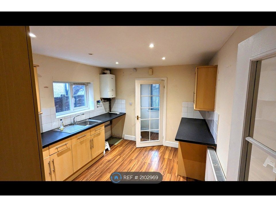 Property photo 2 of 10 Kitchen