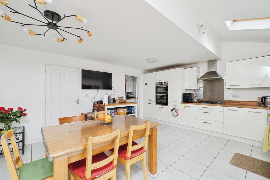 Property photo 3 of 17 Kitchen