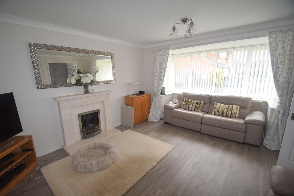 Property photo 3 of 14 Lounge