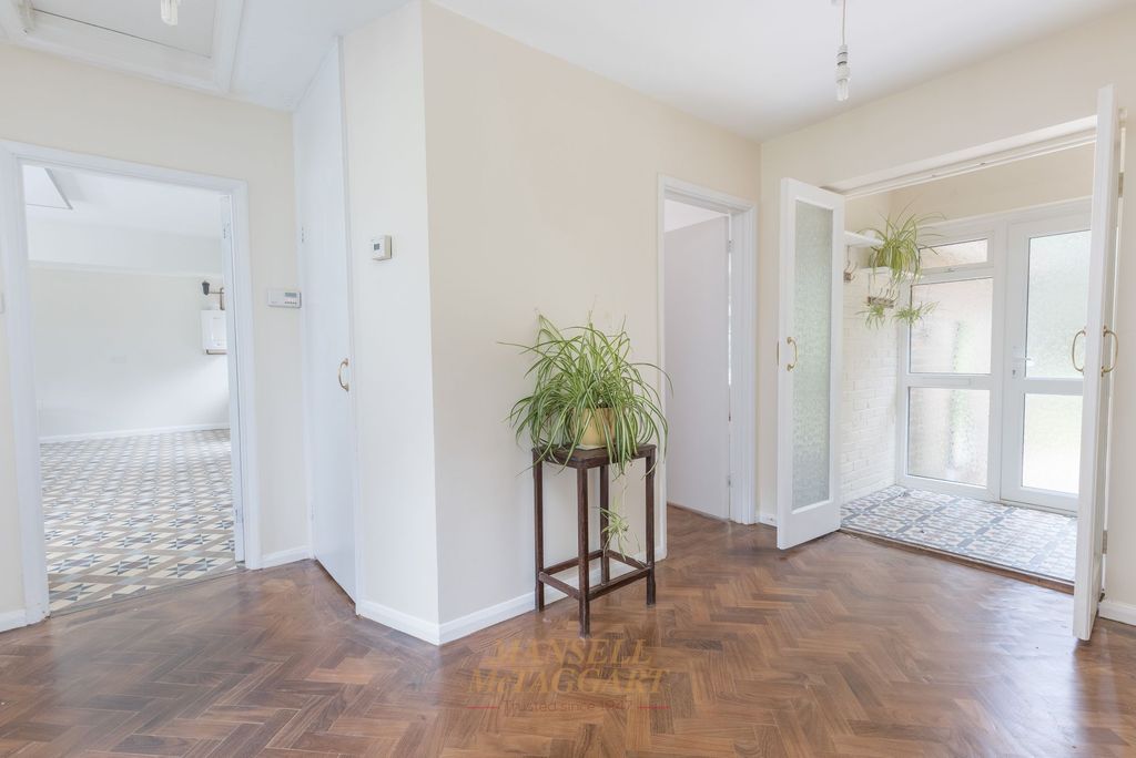 Property photo 3 of 23 Entrance Hall